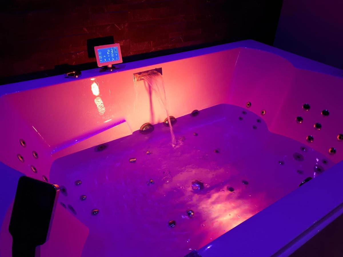 Spa Privatif Love Room, Le Hammam Et Bulles, Chez Nuits Chartraines Шартр Экстерьер фото