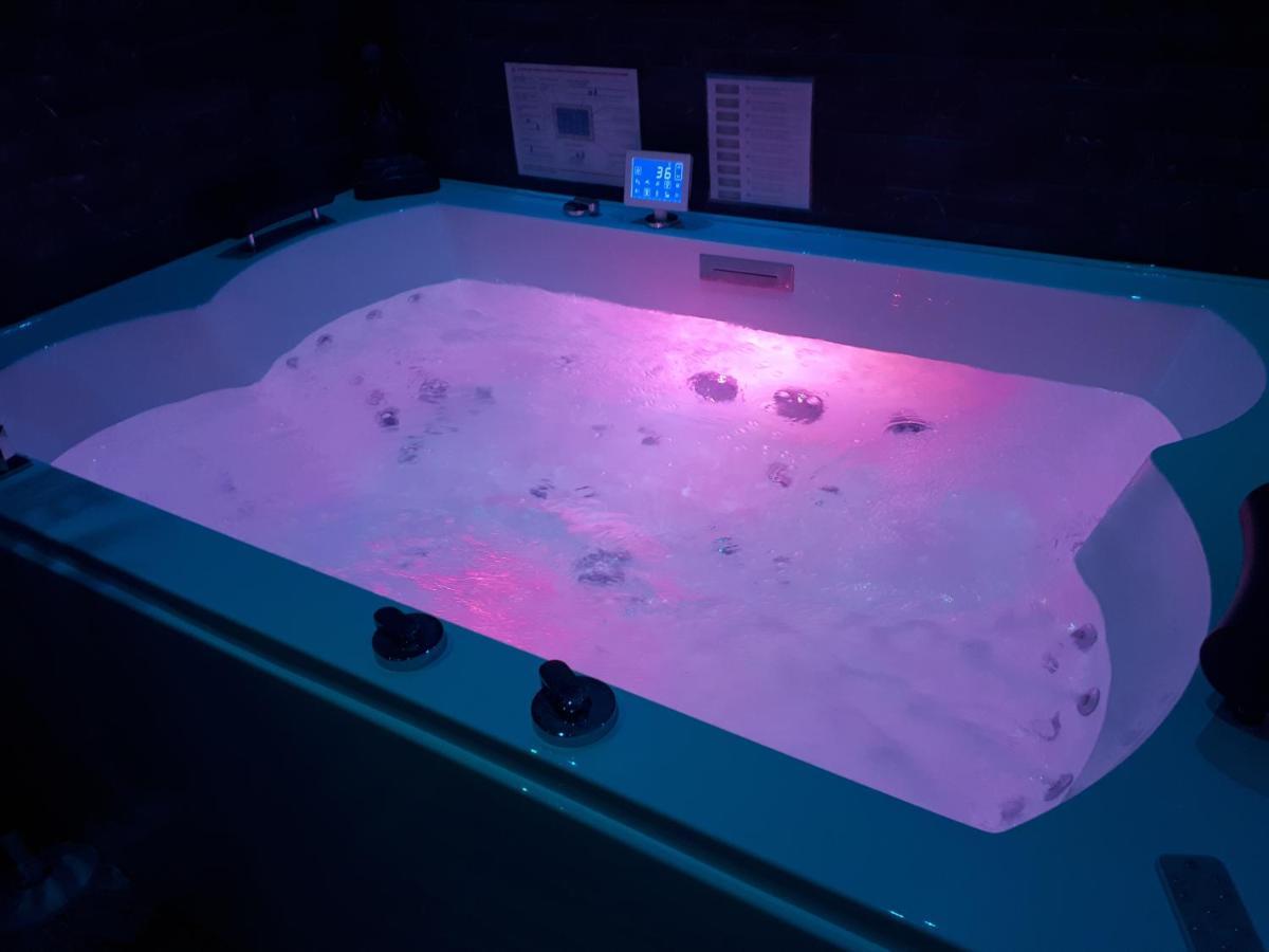 Spa Privatif Love Room, Le Hammam Et Bulles, Chez Nuits Chartraines Шартр Экстерьер фото